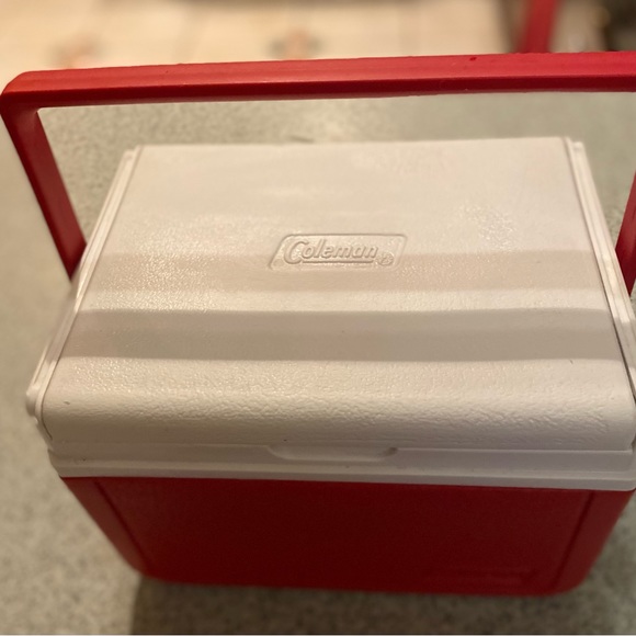 Red Coleman Flip Lid Personal Mini Cooler 5205 5QT Lunch Box - Picture 3 of 11